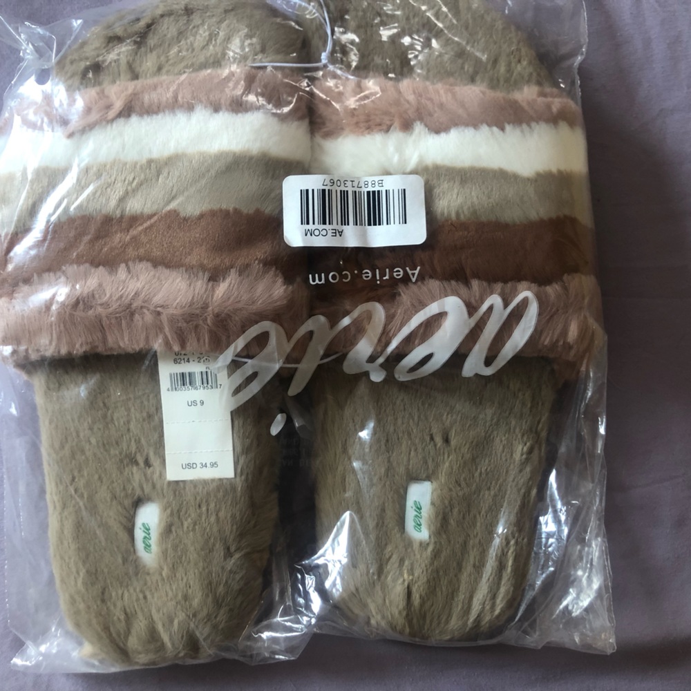 aerie. slippers — NWT!